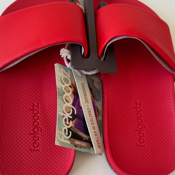 NEW Feelgoodz Red Slide Sandals - Size: 5/6 - Picture 2 of 6
